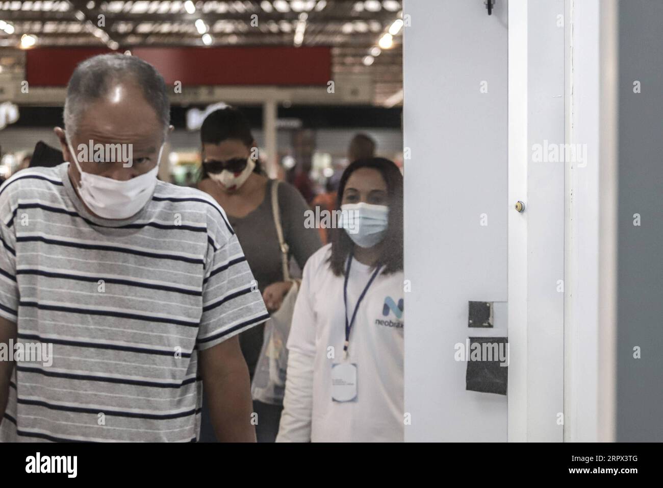 200506 -- SAO PAULO, 6 mai 2020 Xinhua -- Un homme traverse un tunnel de désinfection dans une station de métro comme mesure de prévention pendant l'épidémie de COVID-19 à Sao Paulo, Brésil, le 5 mai 2020. Le Brésil compte plus de 114 000 cas confirmés de coronavirus, dont près de 8 000 ont été mortels, selon les chiffres du ministère de la Santé. Xinhua/Rahel Patrasso BRÉSIL-SAO PAULO-COVID-19-SUBWAY PUBLICATIONxNOTxINxCHN Banque D'Images