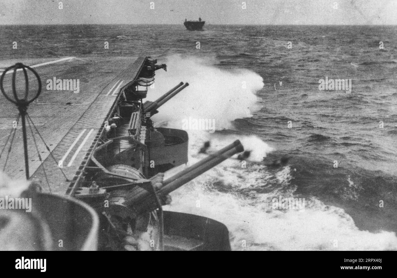 Les porte-avions de la marine impériale japonaise Zuikaku (premier plan) et Kaga (arrière-plan) se dirigent vers Pearl Harbor en novembre 1941 avant le déclenchement de la guerre du Pacifique. Banque D'Images