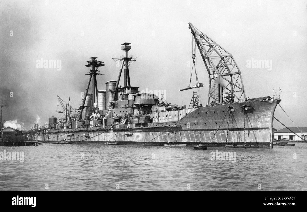 Le croiseur de bataille Haruna de la marine impériale japonaise est équipé par la société Kawasaki à Kobe, Japon - octobre 1914 Banque D'Images