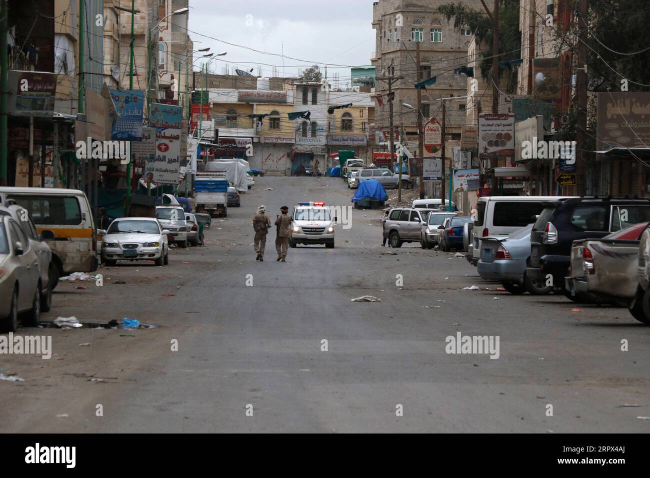 200506 -- SANAA, le 6 mai 2020 Xinhua -- des soldats et une ambulance sont vus dans une rue de Sanaa, Yémen, le 6 mai 2020. Les autorités sanitaires pro-gouvernementales yéménites ont confirmé mercredi quatre nouveaux cas de COVID-19, portant à 25 le nombre total de cas enregistrés dans ce pays arabe ravagé par la guerre. Photo de Mohammed Mohammed/Xinhua YEMEN-SANAA-COVID-19-LOCKDOWN PUBLICATIONxNOTxINxCHN Banque D'Images