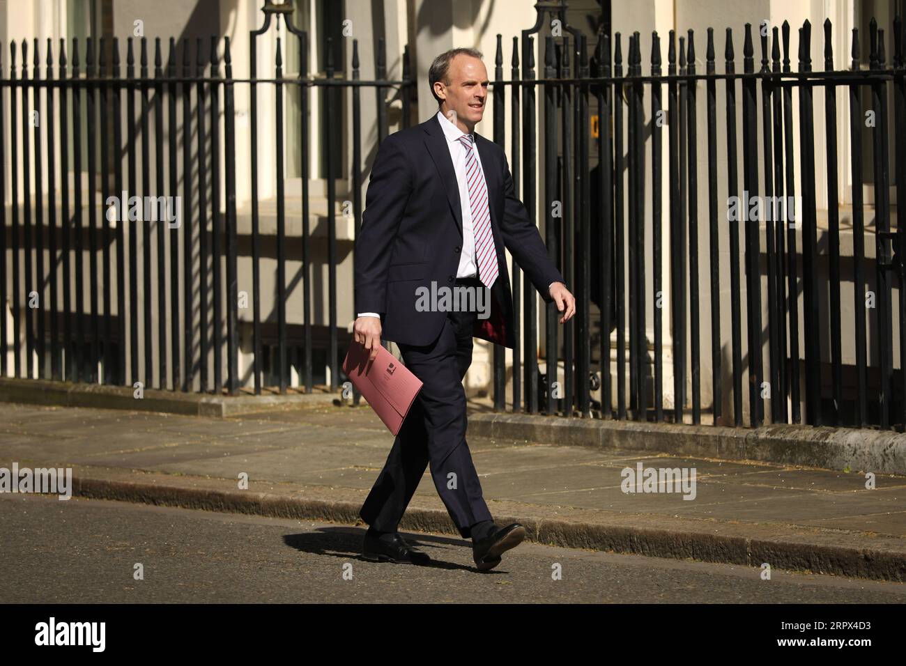 200506 -- LONDRES, le 6 mai 2020 Xinhua -- le ministre britannique des Affaires étrangères Dominic Raab arrive au 10 Downing Street pour la réunion du comité COVID-19 à Londres, en Grande-Bretagne, le 6 mai 2020. 649 autres patients COVID-19 sont décédés, portant le nombre total de décès liés au coronavirus en Grande-Bretagne à 30 076, a déclaré mercredi le secrétaire d’État au logement, aux Communautés et aux gouvernements locaux Robert Jenrick. Photo de Tim Ireland/Xinhua BRITAIN-LONDRES-COVID-19-NOMBRE DE DÉCÈS PUBLICATIONxNOTxINxCHN Banque D'Images