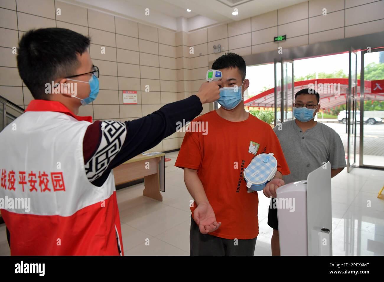 200507 -- NANCHANG, 7 mai 2020 -- Un étudiant fait vérifier sa température avant d'entrer à la cantine de l'Université de Nanchang à Nanchang, dans la province du Jiangxi, dans l'est de la Chine, le 7 mai 2020. Les étudiants de l’Université de Nanchang ont commencé à retourner à l’école jeudi. L'université a pris diverses mesures de prévention des épidémies sur le campus pour assurer la sécurité des étudiants. CHINE-JIANGXI-ÉTUDIANTS-RETOUR À L'ÉCOLE CN PENGXZHAOZHI PUBLICATIONXNOTXINXCHN Banque D'Images