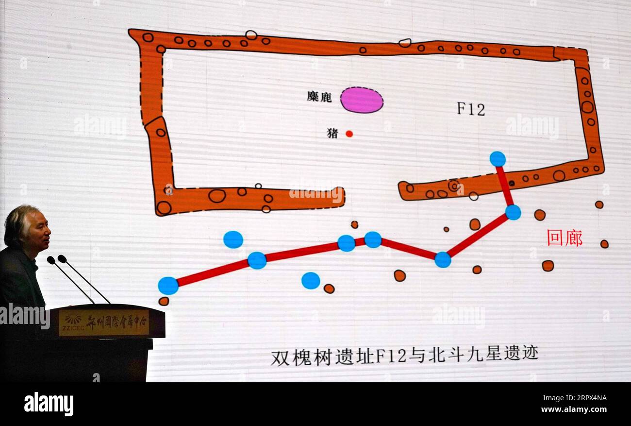 200507 -- ZHENGZHOU, le 7 mai 2020 -- Gu Wanfa, directeur de l'Institut municipal de recherches sur les reliques culturelles et l'archéologie de Zhengzhou, présente le site de Shuanghuaishu lors d'une conférence de presse tenue à Zhengzhou, dans la province du Henan, au centre de la Chine, le 7 mai 2020. Les archéologues chinois ont annoncé jeudi des réalisations significatives sur le site de Shuanghuaishu dans la province du Henan, au centre de la Chine, fournissant une preuve clé de l'origine de la civilisation chinoise de plus de 5 000 ans. POUR ALLER AVEC les découvertes archéologiques fournissent la preuve clé de l'origine de la civilisation chinoise CHINE-HENAN-GONGYI-archéologie CN LixAn PUBLIC Banque D'Images