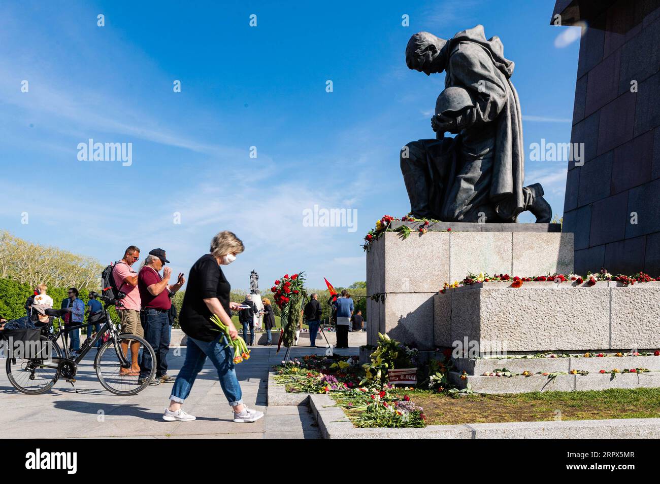 200509 -- BERLIN, le 9 mai 2020 Xinhua -- Une femme dépose des fleurs devant une statue d'un soldat soviétique au Mémorial soviétique dans le parc Treptower à Berlin, capitale de l'Allemagne, le 8 mai 2020. Les gens se sont rassemblés vendredi à Berlin pour commémorer le 75e anniversaire de la fin de la Seconde Guerre mondiale en Europe, connu sous le nom de Journée de la victoire en Europe. Photo de Binh Truong/Xinhua ALLEMAGNE-BERLIN-Seconde GUERRE MONDIALE-VICTOIRE EN EUROPE JOUR-75e ANNIVERSAIRE PUBLICATIONxNOTxINxCHN Banque D'Images