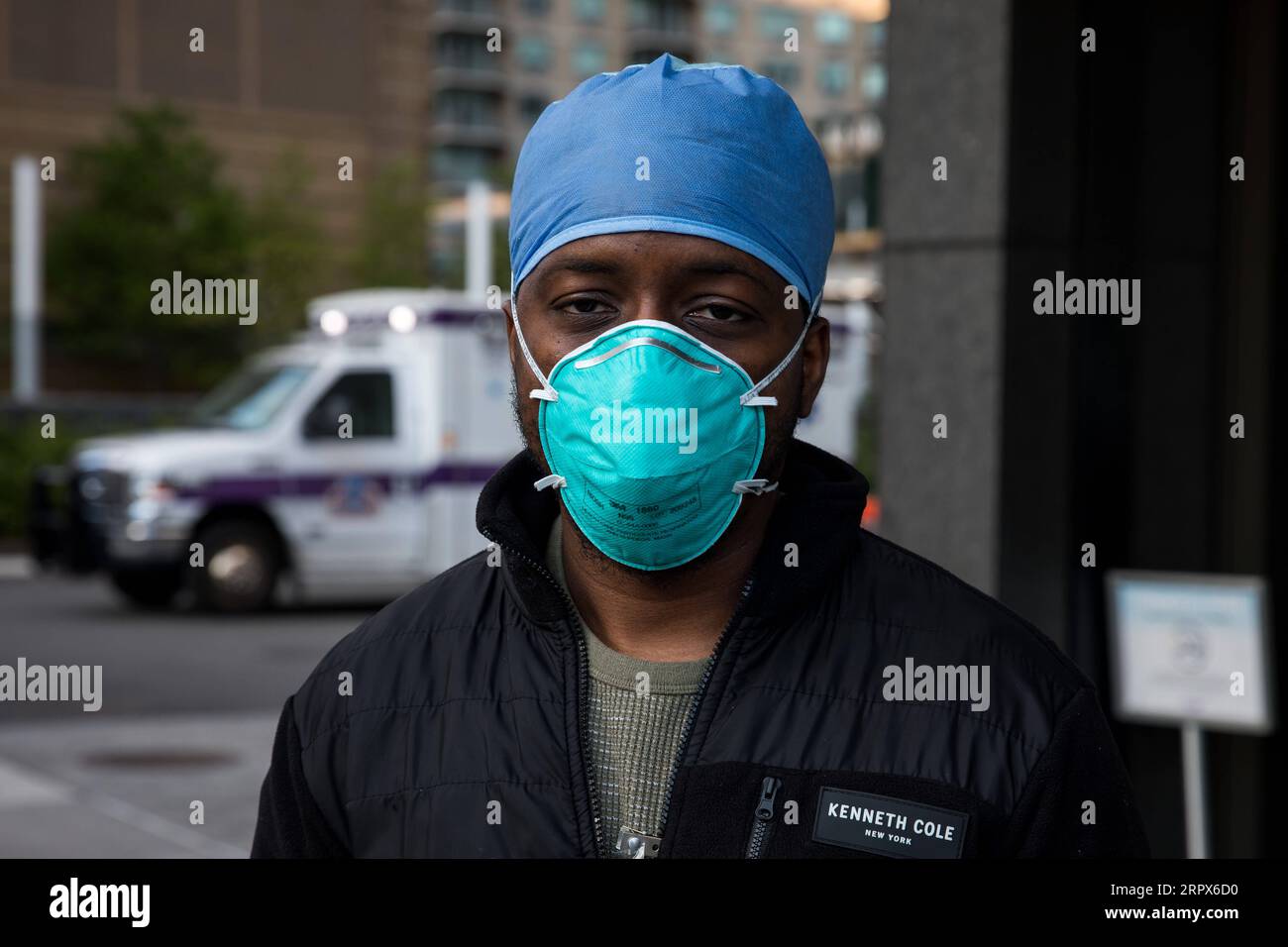 200510 -- NEW YORK, 10 mai 2020 -- Abdul Bah, infirmière itinérante de l’Ohio qui travaille à New York depuis plus de 2 mois, pose pour un portrait devant le NYU Langone Medical Center au milieu de l’épidémie de COVID-19 à New York, aux États-Unis, le 9 mai 2020. Le nombre de cas de COVID-19 aux États-Unis a atteint 1 300 079 à partir de 3:32 h 1932 GMT samedi, selon le Center for Systems Science and Engineering CSSE de l’Université Johns Hopkins. Pendant ce temps, le nombre de morts de la maladie dans le pays a atteint 78 320. Photo par /Xinhua U.S.-COVID-19 CAS-UPDATE PUBLICATION MichaelxNagle Banque D'Images