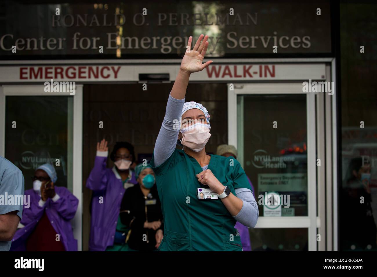 200510 -- NEW YORK, 10 mai 2020 -- Samantha Giambalvo, une infirmière itinérante de l’Alabama qui travaille à New York depuis avril 6, et d’autres collègues saluent les pompiers et les résidents du NYU Langone Medical Center pendant l’épidémie de COVID-19 à New York, aux États-Unis, le 9 mai 2020. Le nombre de cas de COVID-19 aux États-Unis a atteint 1 300 079 à partir de 3:32 h 1932 GMT samedi, selon le Center for Systems Science and Engineering CSSE de l’Université Johns Hopkins. Pendant ce temps, le nombre de morts de la maladie dans le pays a atteint 78 320. Banque D'Images
