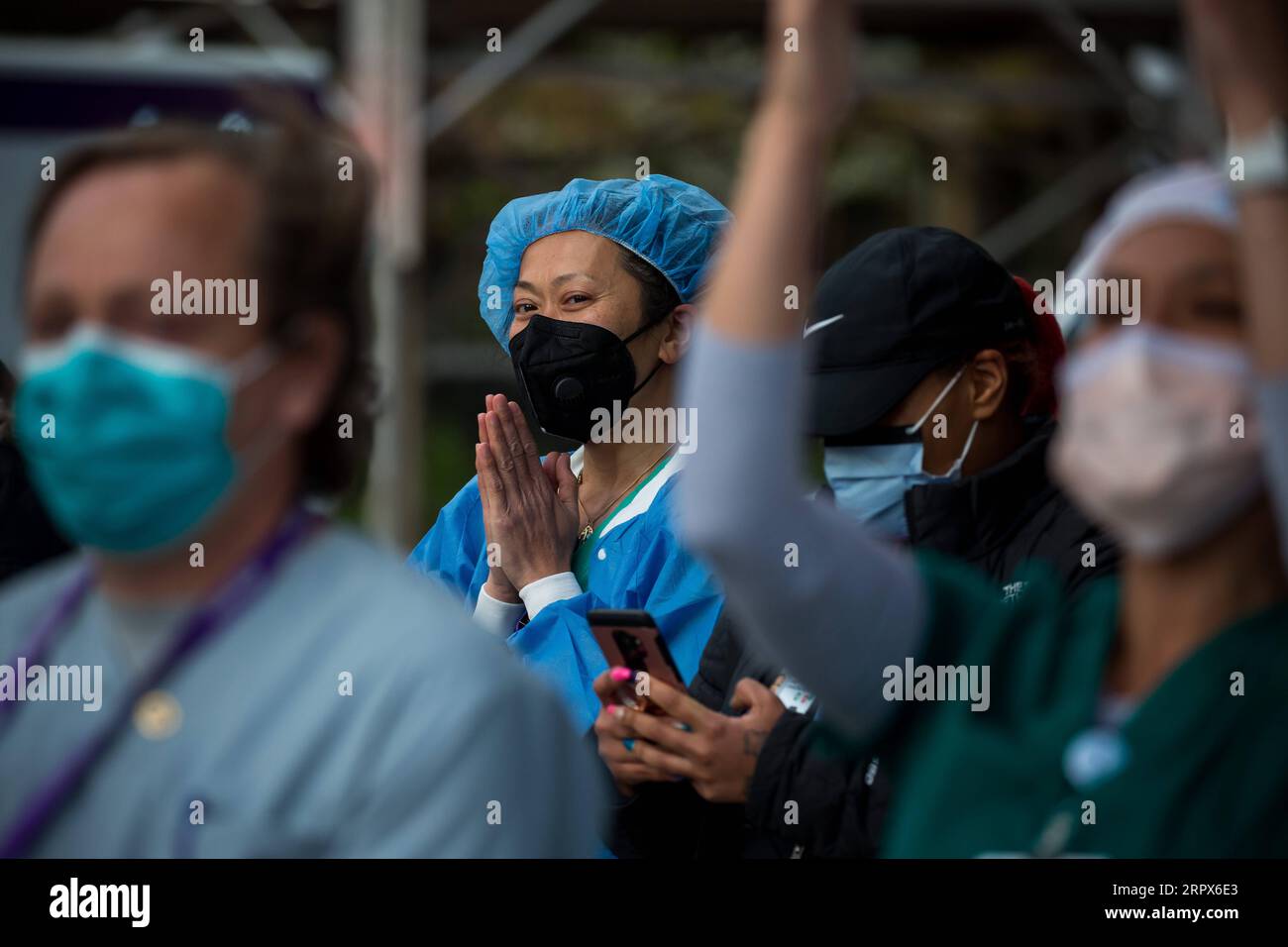 200510 -- NEW YORK, le 10 mai 2020 -- les travailleurs de la santé regardent les pompiers et les résidents témoigner de leur reconnaissance au NYU Langone Medical Center au milieu de l'épidémie de COVID-19 à New York, aux États-Unis, le 9 mai 2020. Le nombre de cas de COVID-19 aux États-Unis a atteint 1 300 079 à partir de 3:32 h 1932 GMT samedi, selon le Center for Systems Science and Engineering CSSE de l’Université Johns Hopkins. Pendant ce temps, le nombre de morts de la maladie dans le pays a atteint 78 320. Photo par /Xinhua U.S.-COVID-19 CAS-UPDATE MichaelxNagle PUBLICATIONxNOTxINxCHN Banque D'Images
