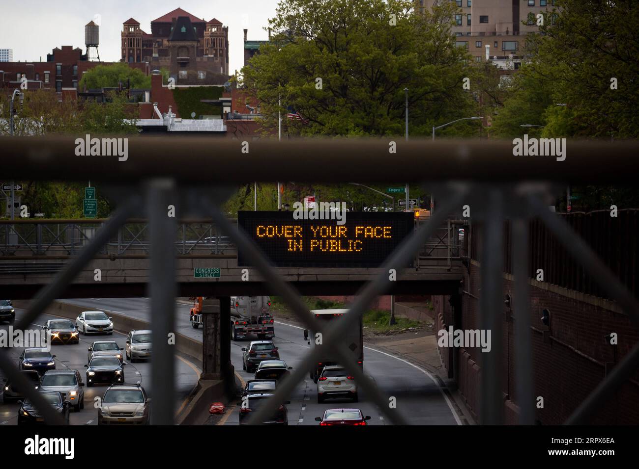 200510 -- NEW YORK, le 10 mai 2020 -- Un panneau exhortant les gens à se couvrir le visage en public est vu dans le quartier de Brooklyn au milieu de l'épidémie de COVID-19 à New York, aux États-Unis, le 9 mai 2020. Le nombre de cas de COVID-19 aux États-Unis a atteint 1 300 079 à partir de 3:32 h 1932 GMT samedi, selon le Center for Systems Science and Engineering CSSE de l’Université Johns Hopkins. Pendant ce temps, le nombre de morts de la maladie dans le pays a atteint 78 320. Photo par /Xinhua U.S.-COVID-19 CAS-UPDATE MichaelxNagle PUBLICATIONxNOTxINxCHN Banque D'Images