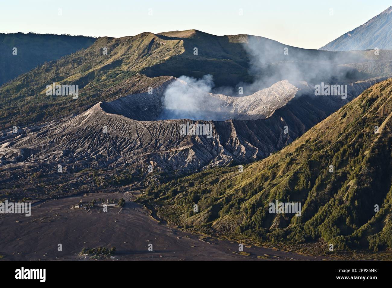 Volcan du Mont Bromo et mer de sable à l'aube. Cemoro Lawang, Java oriental, Indonésie Banque D'Images