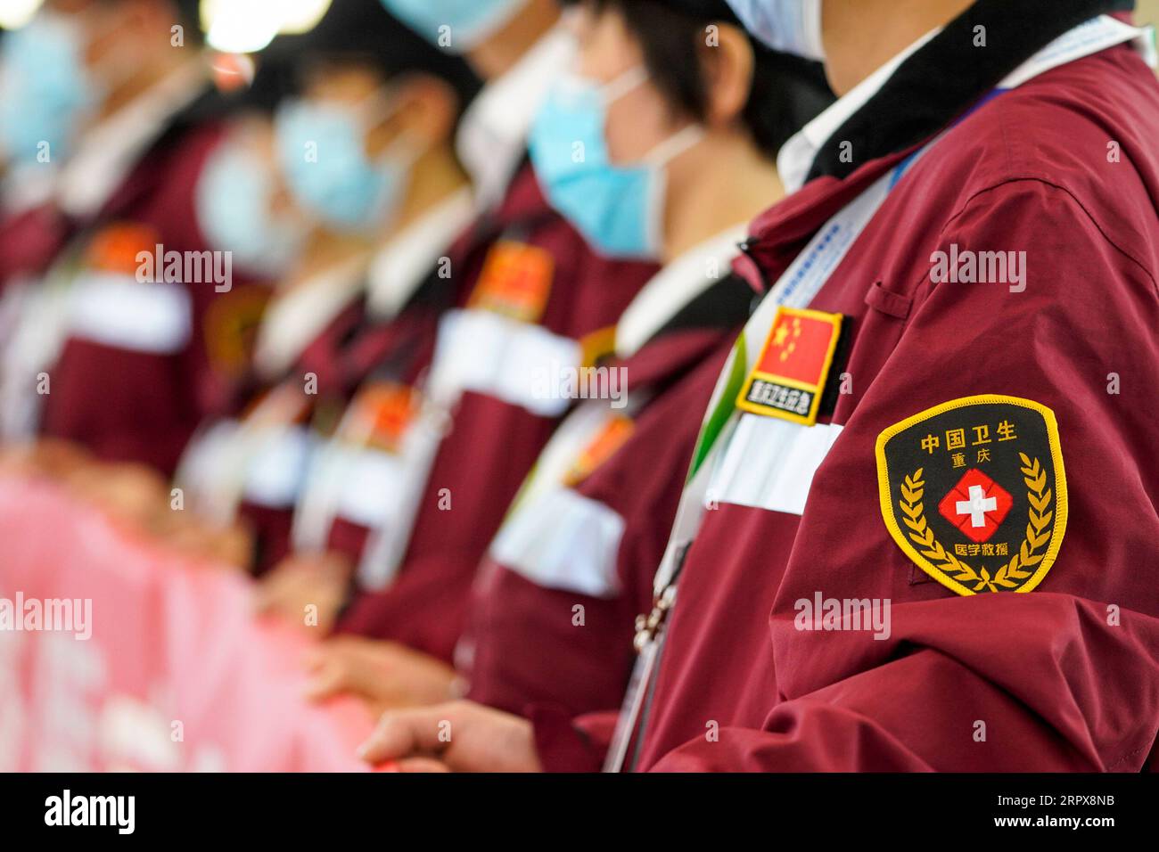 200513 -- CHONGQING, le 13 mai 2020 -- des membres de l'équipe médicale chinoise assistent à une cérémonie à l'aéroport international de Jiangbei, dans le sud-ouest de la Chine, Chongqing, le 13 mai 2020. Le gouvernement chinois enverra une équipe d’experts médicaux en Algérie pour aider le pays à lutter contre la pandémie de COVID-19. Ces experts, spécialisés dans des domaines tels que les maladies respiratoires, les soins intensifs, les maladies infectieuses et les tests de laboratoire, se rendront en Algérie jeudi matin. CHINE-CHONGQING-COVID-19-ÉQUIPE MÉDICALE-ALGÉRIE-SOUTIEN CN LIUXCHAN PUBLICATIONXNOTXINXCHN Banque D'Images