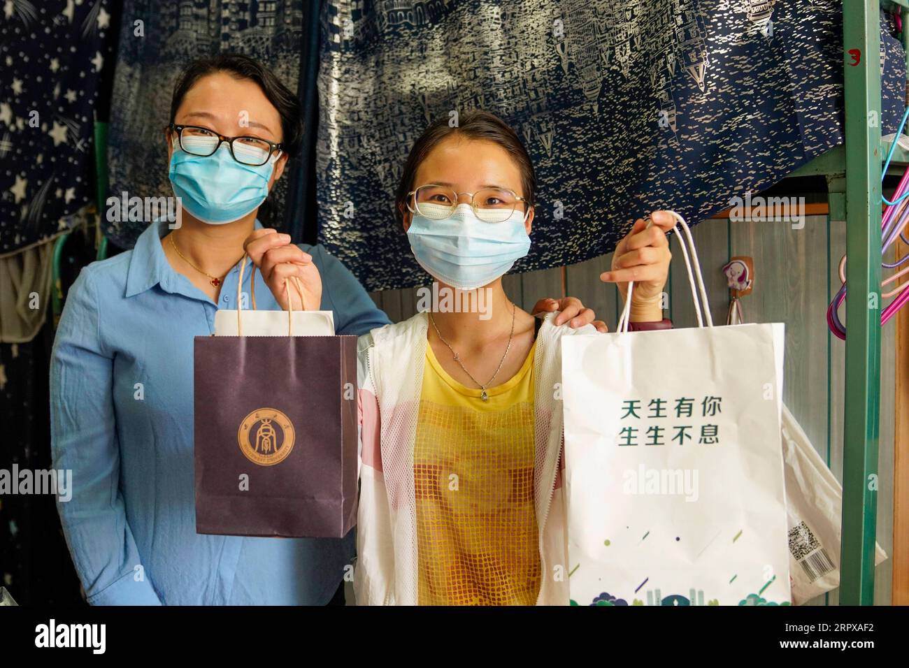 200515 -- CHONGQING, le 15 mai 2020 -- des étudiants montrent leurs trousses de prévention des épidémies, y compris des guides et des masques, de l'école de l'Université Southwest à Chongqing, dans le sud-ouest de la Chine, le 15 mai 2020. L’Université du Sud-Ouest a accueilli le premier groupe d’étudiants de retour après l’épidémie. CHINE-UNIVERSITÉ DE CHONGQING-ROUVRIR CN LiuxChan PUBLICATIONxNOTxINxCHN Banque D'Images