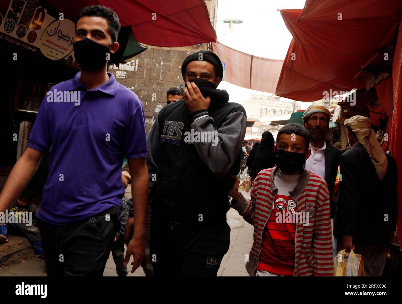 200516 -- SANAA, 16 mai 2020 Xinhua -- des personnes portant des masques faciaux visitent un marché à Sanaa, au Yémen, le 16 mai 2020. Samedi, les autorités sanitaires du Yémen ont enregistré 16 nouvelles infections au COVID-19, portant à 122 le nombre total de cas confirmés dans ce pays arabe ravagé par la guerre. Photo de Mohammed Mohammed/Xinhua YÉMEN-SANAA-COVID-19-CAS PUBLICATIONxNOTxINxCHN Banque D'Images