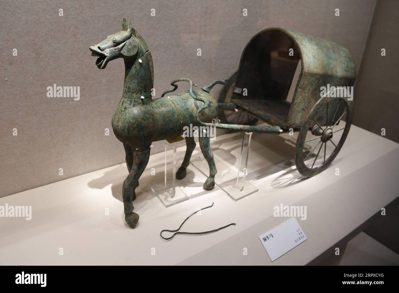 200517 -- NANJING, le 17 mai 2020 -- photo prise le 17 mai 2020 montre le char en bronze et le cheval de la dynastie Han au cours d'une exposition spéciale avec une sélection de reliques culturelles datant de la période du printemps et de l'automne 770-476 av. J.-C. à la dynastie Qin et Han 221 av. J.-C. -220 A.D. au Musée de Nanjing à Nanjing, province de Jiangsu dans l'est de la Chine. L’exposition spéciale débutera le 18 mai. CHINE-JIANGSU-NANJING-MUSEUM-EXPOSITION CN LIXBO PUBLICATIONXNOTXINXCHN Banque D'Images