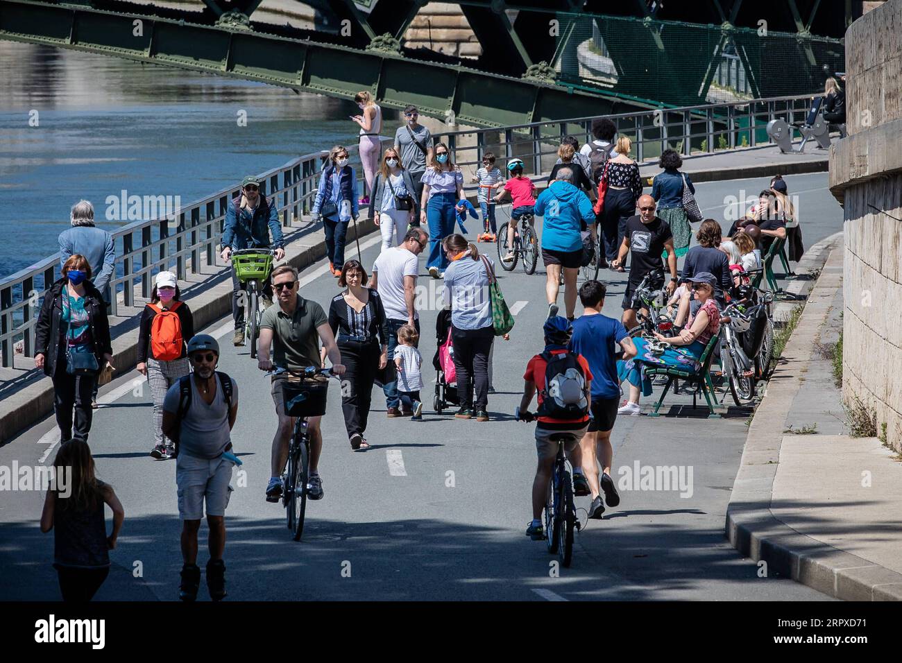 200517 -- PARIS, le 17 mai 2020 Xinhua -- les gens profitent des loisirs sur les rives de la Seine à Paris, France, le 17 mai 2020. Avec 483 décès supplémentaires liés au coronavirus enregistrés dimanche, la France a vu son bilan global de l’épidémie grimper à 28 108, a déclaré le ministère de la Santé. La France a prudemment assoupli le confinement de deux mois lundi afin de relancer son économie battue. Photo Aurelien Morissard/Xinhua FRANCE-PARIS-COVID-19-LOCKDOWN-EASE PUBLICATIONxNOTxINxCHN Banque D'Images