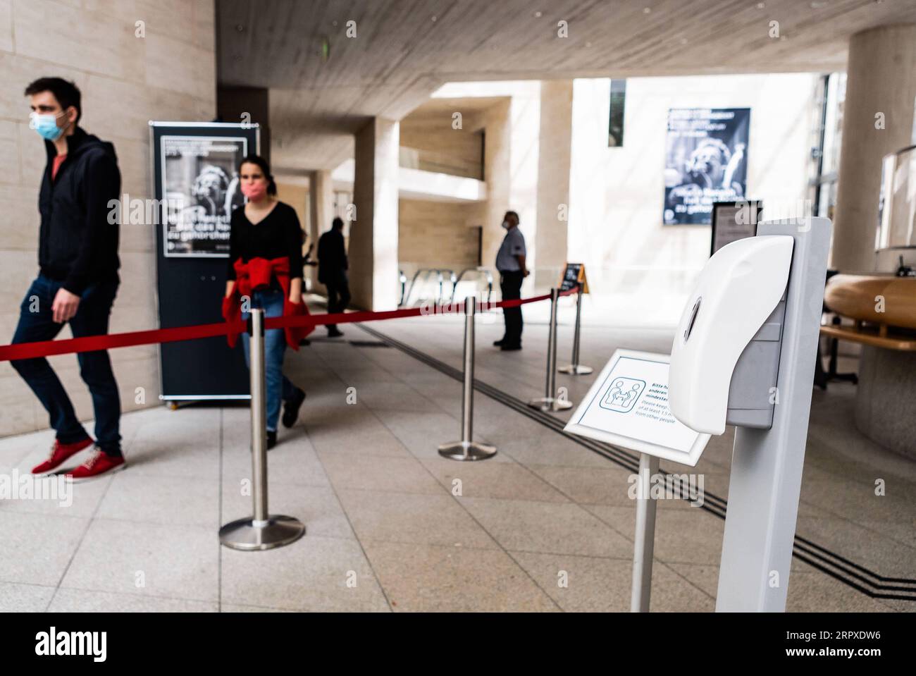 200519 -- BERLIN, le 19 mai 2020 Xinhua -- un désinfectant pour les mains est fourni à l'entrée du Musée historique allemand à Berlin, capitale de l'Allemagne, le 18 mai 2020, qui marque la Journée internationale des musées. Selon l accord du gouvernement fédéral et des gouvernements des États allemands du 30 avril, les musées et galeries en Allemagne sont à nouveau accessibles, mais les règles d hygiène et de distance doivent continuer à être respectées. Photo de Binh Truong/Xinhua ALLEMAGNE-BERLIN-COVID-19-MUSEUMS PUBLICATIONxNOTxINxCHN Banque D'Images