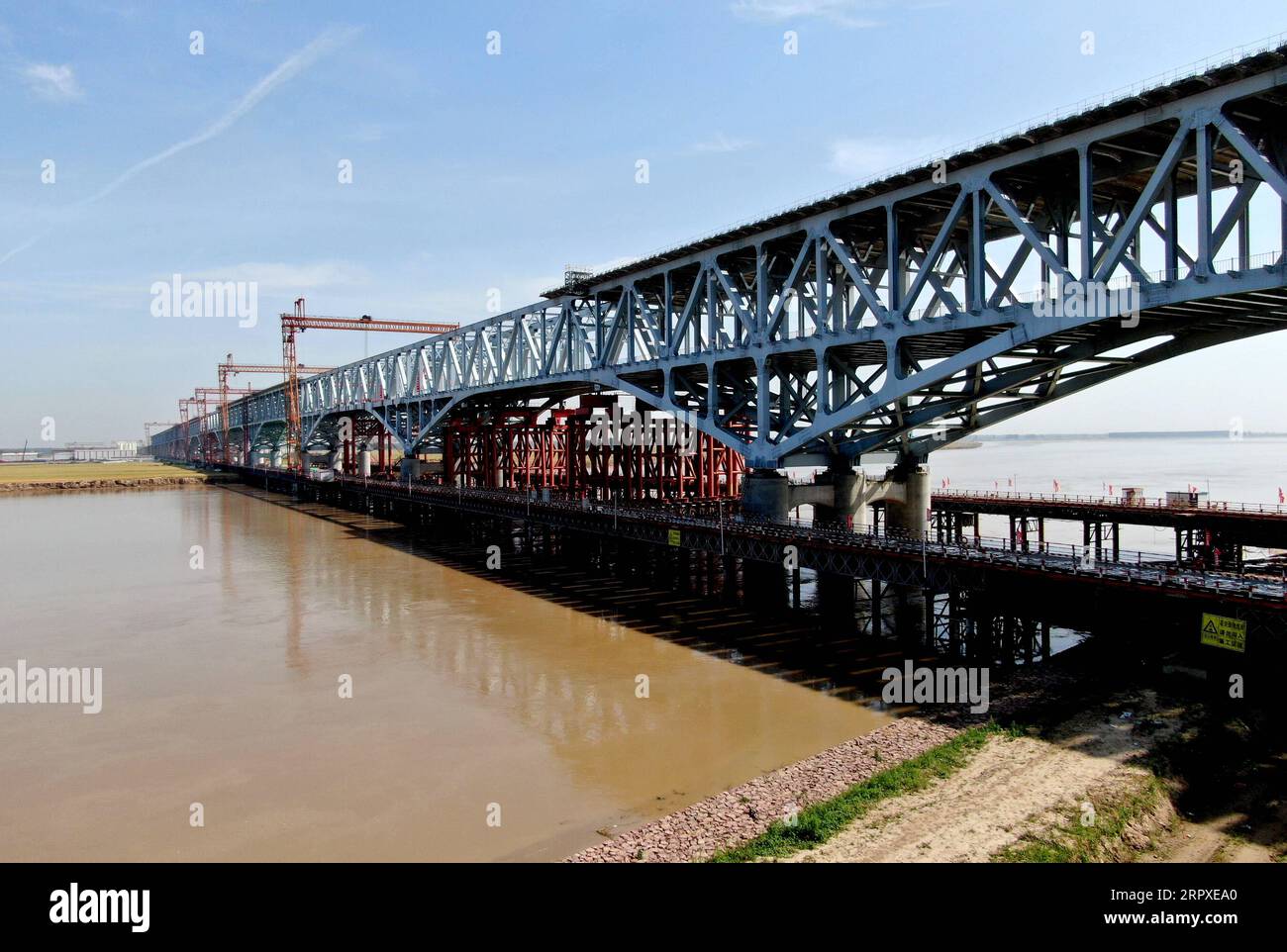 200519 -- ZHENGZHOU, 19 mai 2020 -- une photo prise le 19 mai 2020 montre un pont en construction sur le fleuve jaune à Zhengzhou, dans la province du Henan, au centre de la Chine. Le pont de 2016 mètres de long s'est réuni mardi. L'étage supérieur est une autoroute à six voies tandis que l'étage inférieur est un chemin de fer à quatre voies. Le brigde fait partie de la ligne de chemin de fer de Zhengzhou à Jinan, province du Shandong de l'est de la Chine. CHINE-ZHENGZHOU-JINAN-CHEMIN DE FER-PONT-CONSTRUCTION CN ZHUXXIANG PUBLICATIONXNOTXINXCHN Banque D'Images