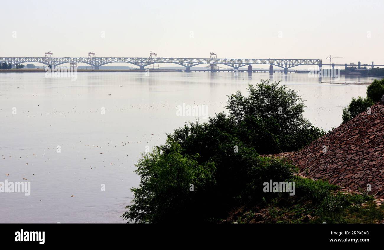 200519 -- ZHENGZHOU, 19 mai 2020 -- une photo prise le 19 mai 2020 montre un pont en construction sur le fleuve jaune à Zhengzhou, dans la province du Henan, au centre de la Chine. Le pont de 2016 mètres de long s'est réuni mardi. L'étage supérieur est une autoroute à six voies tandis que l'étage inférieur est un chemin de fer à quatre voies. Le brigde fait partie de la ligne de chemin de fer de Zhengzhou à Jinan, province du Shandong de l'est de la Chine. CHINE-ZHENGZHOU-JINAN-CHEMIN DE FER-PONT-CONSTRUCTION CN ZHUXXIANG PUBLICATIONXNOTXINXCHN Banque D'Images