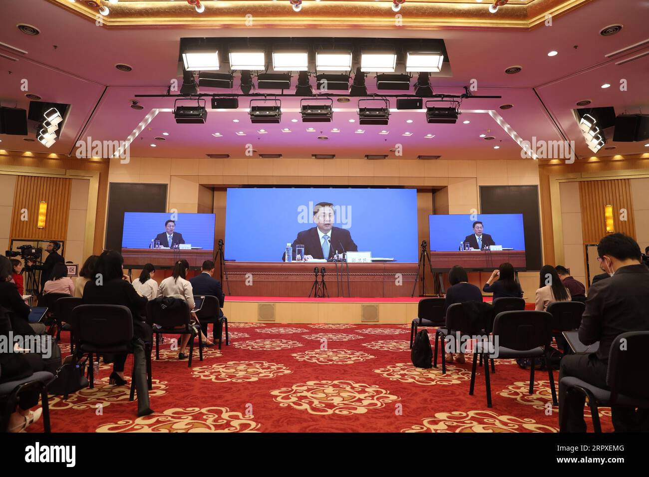 200520 -- BEIJING, le 20 mai 2020 -- des journalistes assistent à une conférence de presse de la troisième session de la 13e Conférence consultative politique du peuple chinois (CCPPC) par liaison vidéo à Beijing, capitale de la Chine, le 20 mai 2020. Le Comité national de la CCPPC a tenu une conférence de presse mercredi après-midi, avant la session annuelle de l organe consultatif politique supérieur. Guo Weimin, porte-parole de la troisième session du 13e Comité national de la CPPCC, a informé les médias de la session et a répondu aux questions par liaison vidéo en raison de la riposte à l’épidémie. DEUX SESSIONSCHINA-BEIJING- Banque D'Images