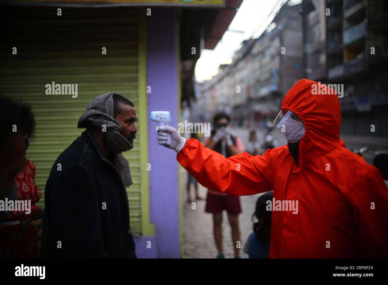 200520 -- KATMANDOU, le 20 mai 2020 -- Un homme mesure la température corporelle d'un homme à Katmandou, Népal, le 19 mai 2020. Avec un ajout de 27 nouveaux cas confirmant mardi, le nombre de cas de COVID-19 au Népal a franchi la barre des 400, a déclaré le ministère de la Santé et de la population du pays. Photo de /Xinhua NEPAL-KATHMANDU-COVID-19 SulavxShrestha PUBLICATIONxNOTxINxCHN Banque D'Images