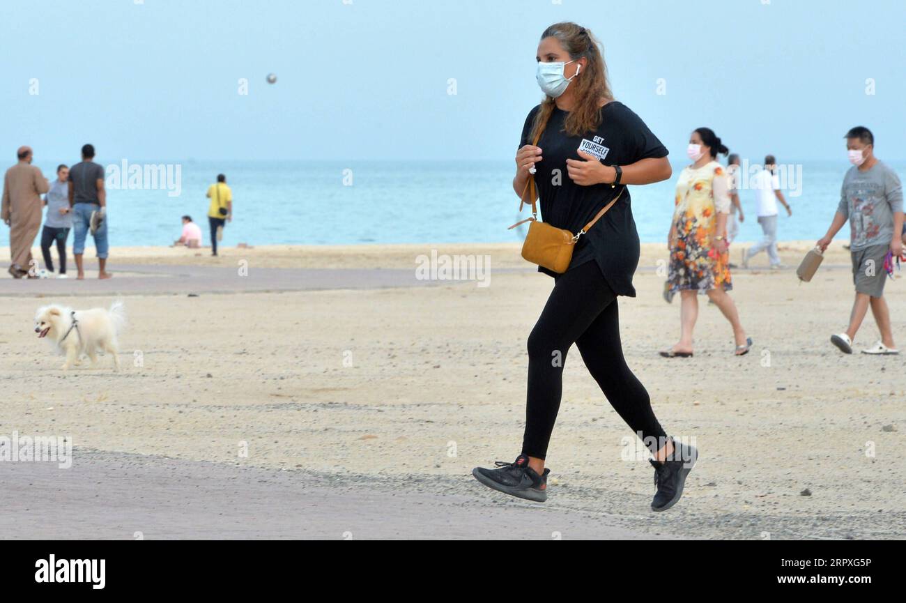 200522 -- GOUVERNORAT DE HAWALLI, 22 mai 2020 -- des gens font de l'exercice sur la plage du Gouvernorat de Hawalli, Koweït, le 21 mai 2020. Le gouvernement koweïtien a imposé un couvre-feu complet dans le pays pour freiner l’augmentation rapide des cas de COVID-19. Les gens sont autorisés à marcher ou à faire de l'exercice à l'extérieur de 4:30 h à 6:30 h dans leur zone résidentielle sans utiliser leur voiture. Photo par /Xinhua KOWEÏT-HAWALLI GOUVERNORAT-COVID-19-COUVRE-FEU-EXERCICES DE JOUR Asad PUBLICATIONxNOTxINxCHN Banque D'Images