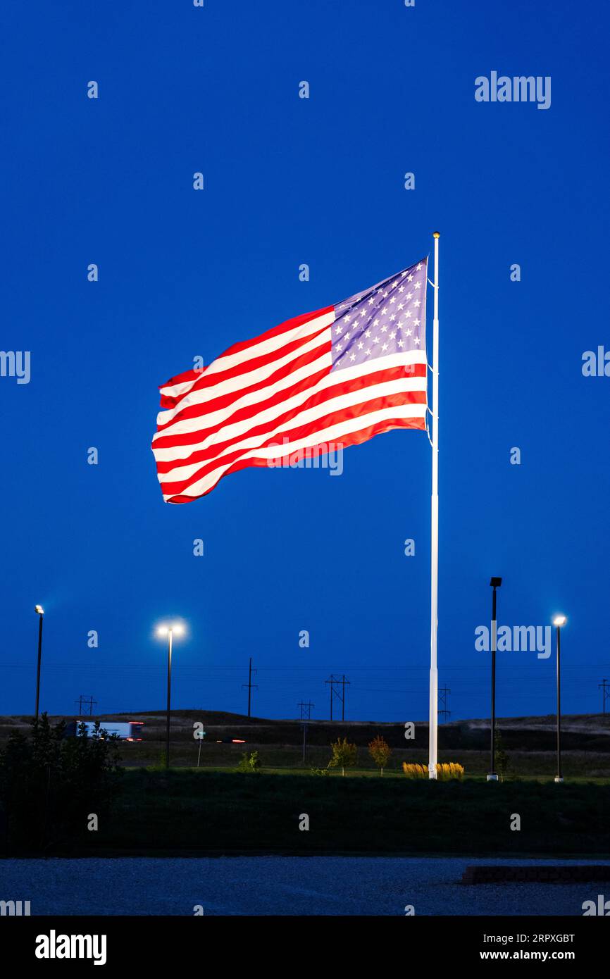 Vue nocturne ; drapeau américain, Old Glory, Stars & Stripes ; Camping World; Cheyenne ; Wyoming ; États-Unis Banque D'Images