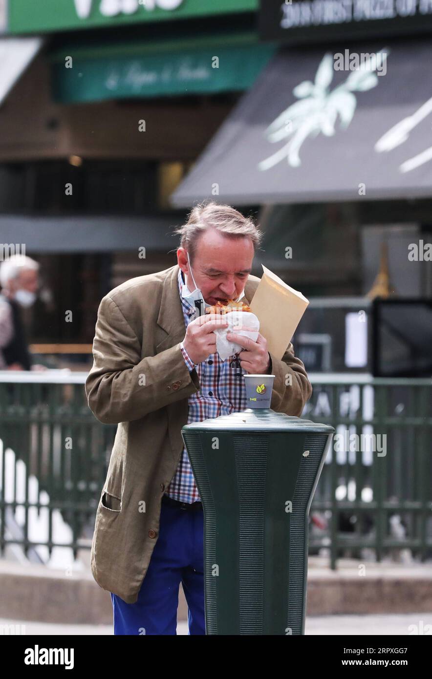 200522 -- PARIS, le 22 mai 2020 -- Un homme prend son petit déjeuner dans une rue de Paris, France, le 22 mai 2020. La France a décidé d’organiser le deuxième tour retardé des élections municipales le 28 juin, qui, selon le Premier ministre Edouard Philippe vendredi, est réversible si la situation de l’épidémie de coronavirus se retourne contre elle. FRANCE-PARIS-COVID-19-ÉLECTIONS MUNICIPALES GaoxJing PUBLICATIONxNOTxINxCHN Banque D'Images