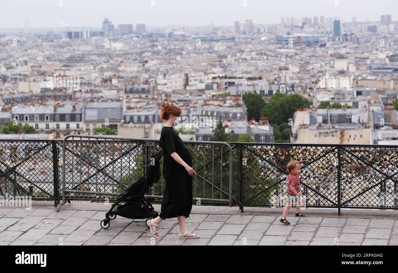 200522 -- PARIS, le 22 mai 2020 -- Une mère et son enfant se promènent au Montmartre à Paris, France, le 22 mai 2020. La France a décidé d’organiser le deuxième tour retardé des élections municipales le 28 juin, qui, selon le Premier ministre Edouard Philippe vendredi, est réversible si la situation de l’épidémie de coronavirus se retourne contre elle. FRANCE-PARIS-COVID-19-ÉLECTIONS MUNICIPALES GaoxJing PUBLICATIONxNOTxINxCHN Banque D'Images