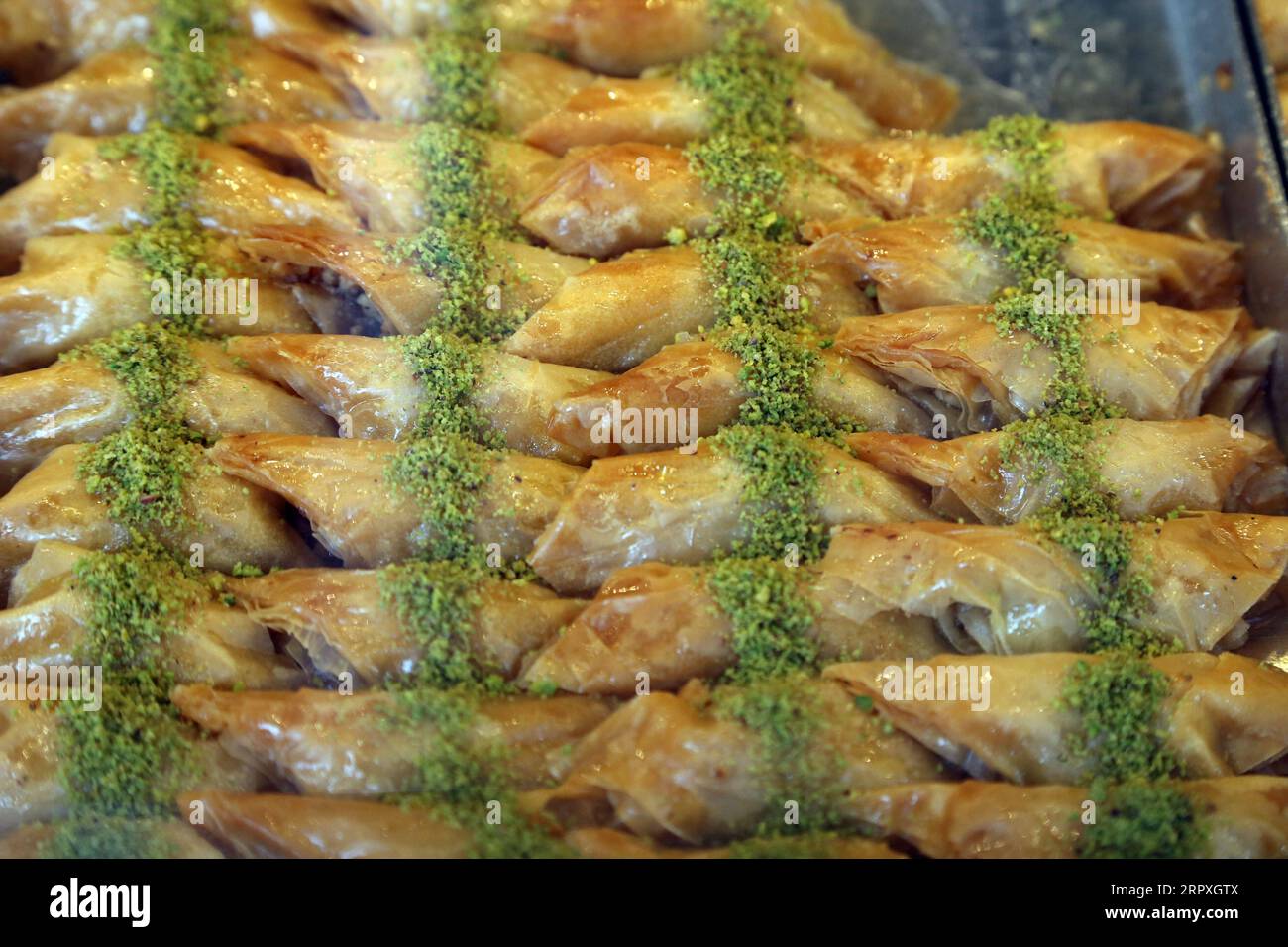 200523 -- ANKARA, le 23 mai 2020 -- des sobiyet de dessert turc traditionnel sont exposés dans une boulangerie à Ankara, en Turquie, le 22 mai 2020. Les Turcs aiment manger toutes sortes de desserts à l'Iftar, le repas du soir où les musulmans rompent leur jeûne pendant le mois islamique du Ramadan. Photo de /Xinhua TURQUIE-ANKARA-DESSERTS TRADITIONNELS MustafaxKaya PUBLICATIONxNOTxINxCHN Banque D'Images