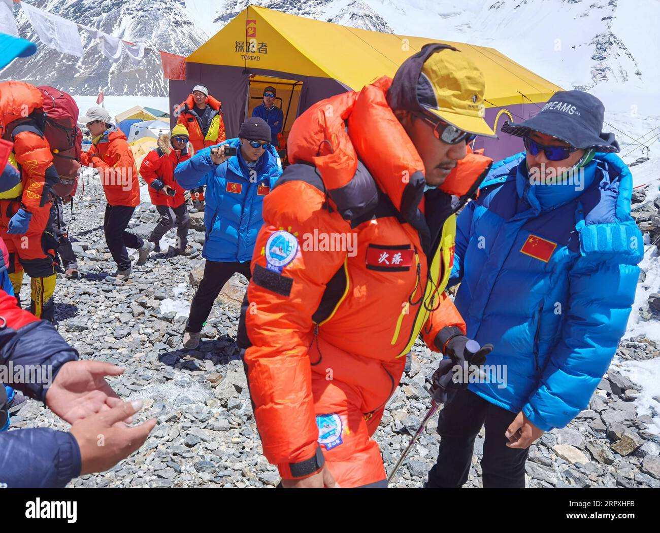 200524 -- CAMP DE BASE DU MONT QOMOLANGMA, 24 mai 2020 Xinhua -- des géomètres chinois sont partis du camp avancé à une altitude de 6 500 mètres sur le mont Qomolangma, le 24 mai 2020. Dimanche, une équipe chinoise d alpinisme est repartie pour le sommet du mont Qomolangma après que leurs plans pour atteindre le plus haut sommet montagneux du monde aient été retardés deux fois par le mauvais temps. POUR ALLER AVEC l'équipe Remeasuring se dirigeant vers Mt. Qomolangma sommet à nouveau après avoir été retardé deux fois par le mauvais temps Xinhua/Lhapa InTibetchina-TIBET-MONT QOMOLANGMA-REMESURATION CN PUBLICATIONxNOTxINxCHN Banque D'Images