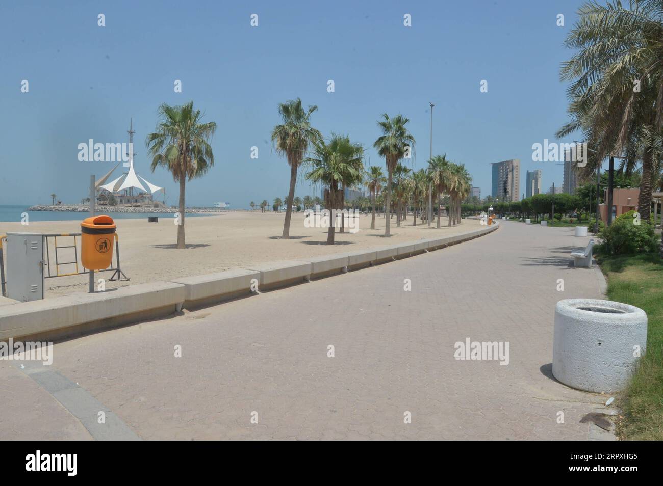 200524 -- GOUVERNORAT D'HAWALLI, 24 mai 2020 Xinhua -- une photo prise le 24 mai 2020 montre une plage vide pendant le festival de l'Eid al-Fitr en raison de l'impact du COVID-19 dans le Gouvernorat d'Hawalli, au Koweït. Le gouvernement koweïtien a imposé un couvre-feu complet dans le pays pour freiner l’augmentation rapide des cas de coronavirus. Photo Asad/Xinhua KUWAIT-HAWALLI GOVERNORATE-COVID-19-EID AL-FITR PUBLICATIONxNOTxINxCHN Banque D'Images