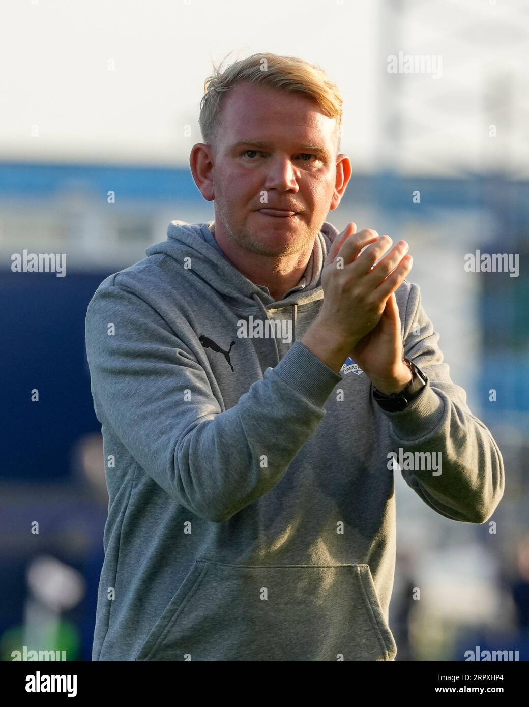 Pete Wild Manager de Barrow salue les supporters avant le match du trophée EFL Barrow vs Blackpool au SO Legal Stadium, Barrow-in-Furness, Royaume-Uni, le 5 septembre 2023 (photo Steve Flynn/News Images) Banque D'Images