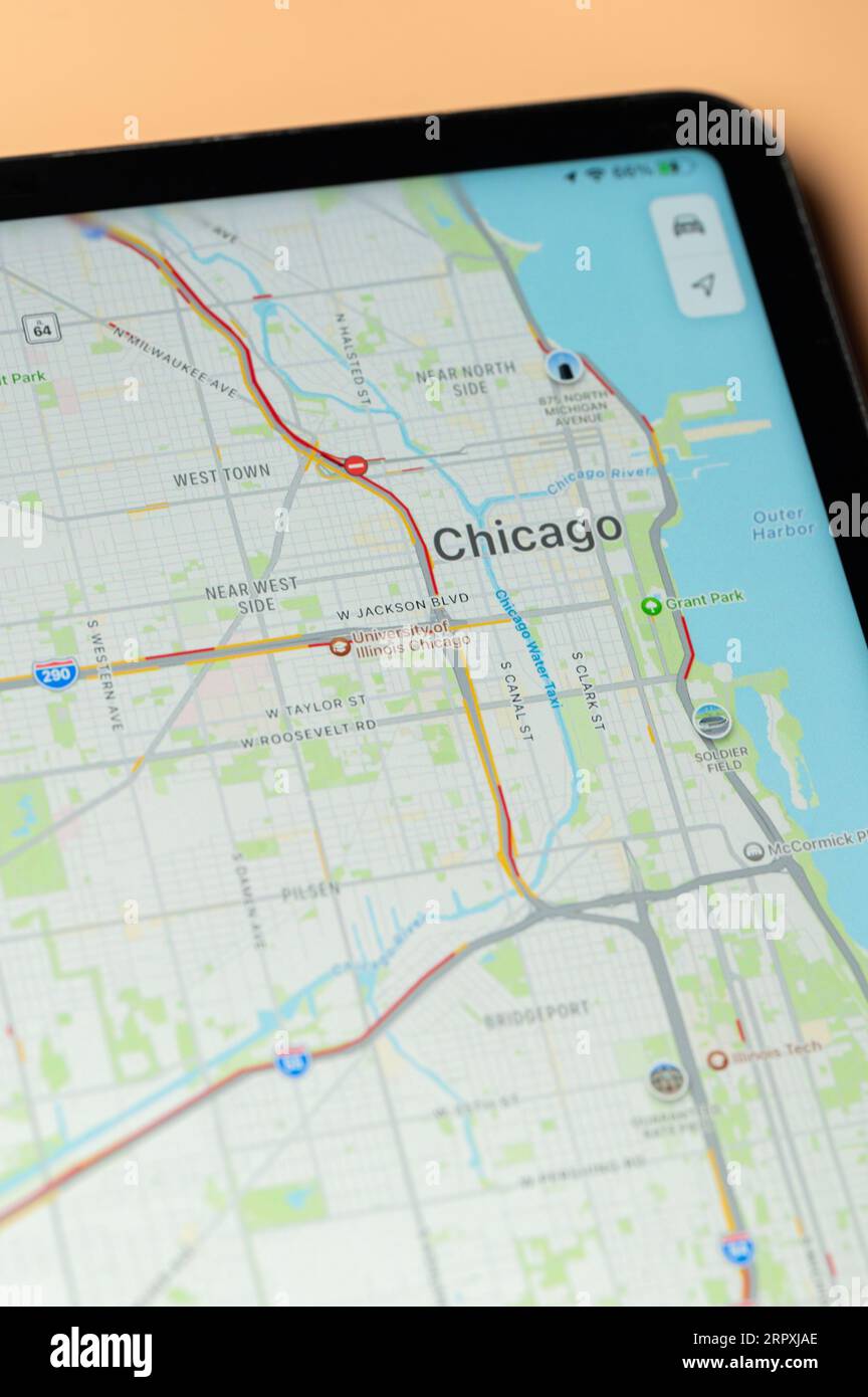 New York, États-Unis - 24 août 2023 : trafic automobile à Chicago sur l'application google Maps sur l'écran de tablette vue rapprochée Banque D'Images