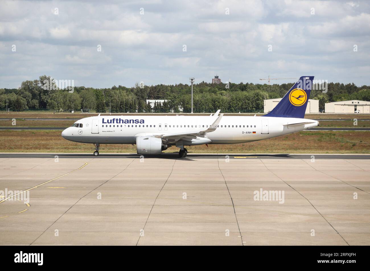 200526 -- BERLIN, le 26 mai 2020 -- Un avion de Lufthansa est vu à l'aéroport de Berlin Tegel à Berlin, capitale de l'Allemagne, le 26 mai 2020. La compagnie aérienne allemande Deutsche Lufthansa AG a déclaré lundi que le Fonds de stabilisation économique du gouvernement fédéral FSM a approuvé un plan de sauvetage de neuf milliards d'euros de 9,8 milliards de dollars américains pour la compagnie. ALLEMAGNE-BERLIN-LUFTHANSA-PLAN DE SAUVETAGE ShanxYuqi PUBLICATIONxNOTxINxCHN Banque D'Images