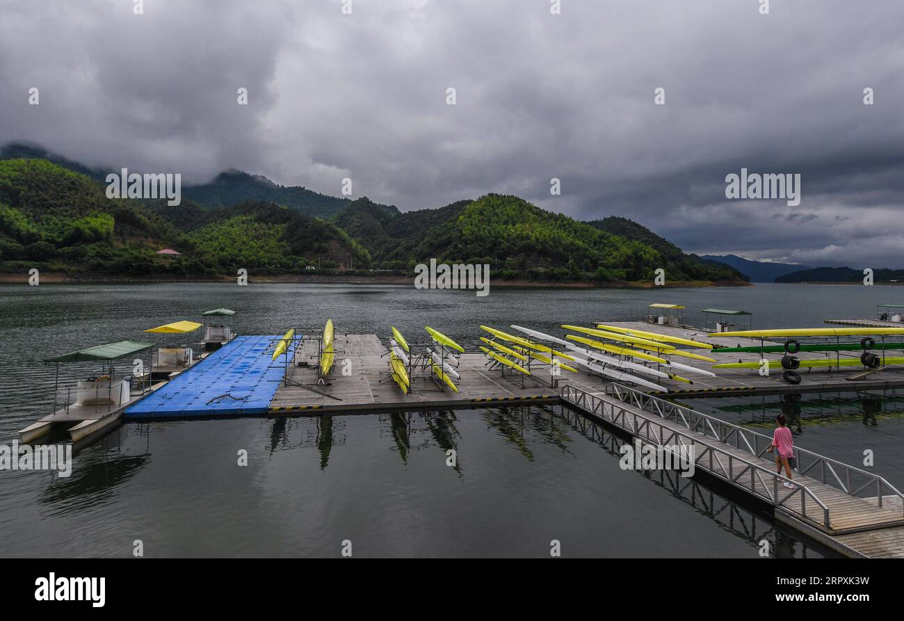 200527 -- CHUN AN, 27 mai 2020 -- une photo prise le 26 mai 2020 montre des bateaux à rames à un poste de sports nautiques sur le lac Qiandao dans le canton de Shilin dans le comté de Chun an, province du Zhejiang dans l'est de la Chine. Ces dernières années, le comté de Chun an a profité de son paysage naturel et développé des industries de loisirs dans le but de stimuler son économie rurale. Dans le seul canton de Shilin, six clubs sportifs proposant des douzaines d'activités sont établis, et le canton a reçu environ 50 000 visiteurs en avril 2020. CHINE-ZHEJIANG-CHUN AN-LOISIRS INDUSTRIES CN XUXYU PUBLICATIONXNOTXINXCHN Banque D'Images