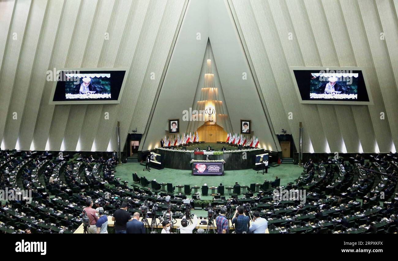 Actualités Themen der Woche KW22 Actualités Bilder des Tages 200527 -- TÉHÉRAN, le 27 mai 2020 -- Un point de vue général est observé lors de la session d'ouverture du nouveau Parlement iranien à Téhéran, Iran, le 27 mai 2020. Le président iranien Hassan Rouhani a appelé mercredi à la coopération du nouveau Parlement iranien avec son administration pour surmonter les problèmes existants. Le nouveau Parlement iranien pour les quatre prochaines années a débuté mercredi. Photo de /Xinhua IRAN-TÉHÉRAN-NOUVEAU PARLEMENT-ROUHANI AhmadxHalabisaz PUBLICATIONxNOTxINxCHN Banque D'Images