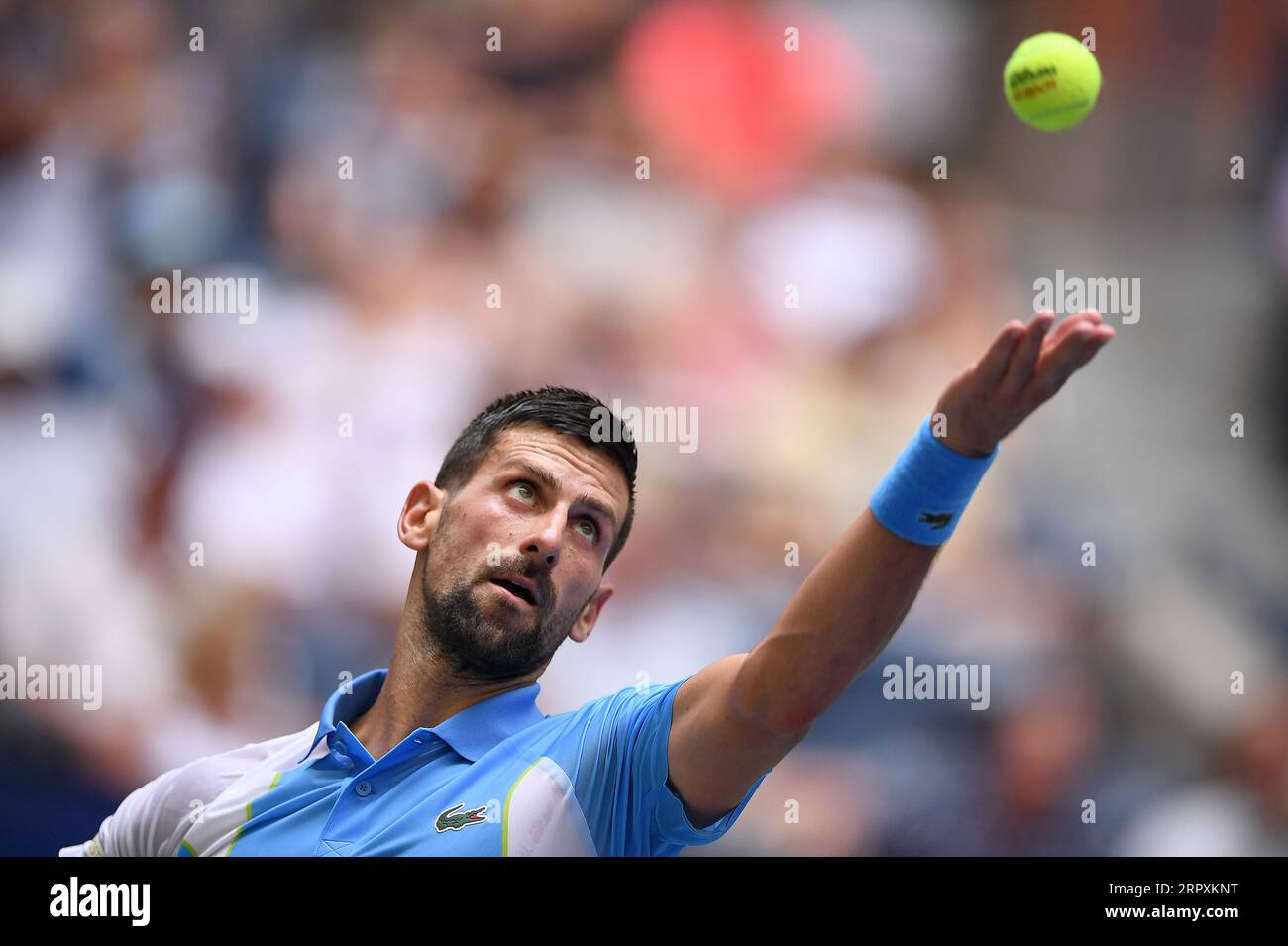 New York, États-Unis. 05 septembre 2023. Novak Djokovic de Serbie sert contre Taylor Fritz des États-Unis dans le match de quart de finale unique masculin sur Arthur Ashe lors du tournoi de tennis US Open 2023 au USTA Billie Jean King National tennis Center, Flushing Corona Park, New York, NY, le 5 septembre, 2023. (photo Anthony Behar/Sipa USA) crédit : SIPA USA/Alamy Live News Banque D'Images