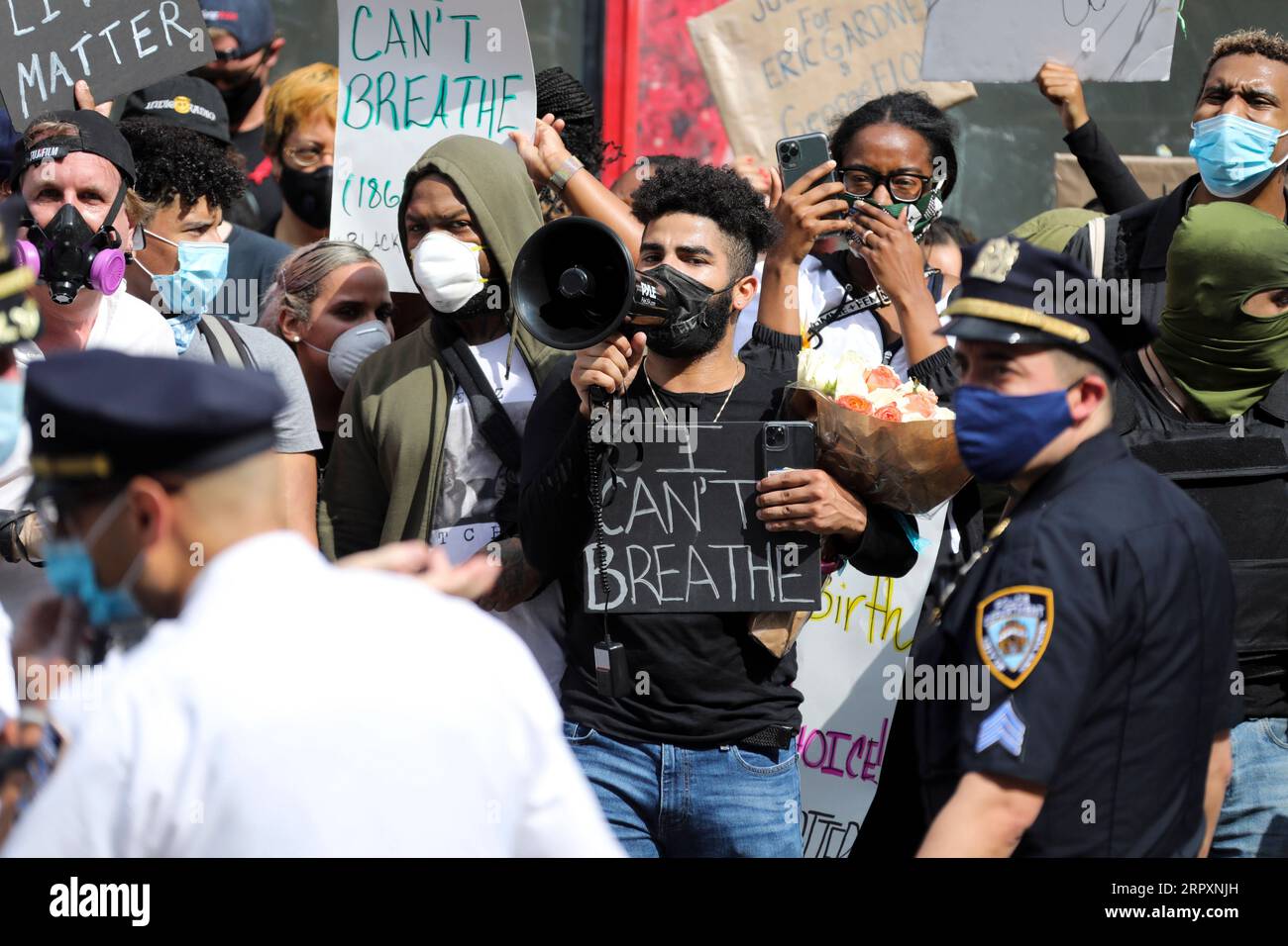 200530 -- NEW YORK, le 30 mai 2020 -- Un manifestant crie des slogans à la police dans une rue de Lower Mahattan à New York, aux États-Unis, le 29 mai 2020. Les New-Yorkais ont continué de protester contre la mort de George Floyd alors que des centaines de personnes sont descendues dans la rue à Manhattan vendredi pour exprimer leur colère contre la brutalité policière et le racisme. Etats-Unis-NEW YORK-MANIFESTATION WangxYing PUBLICATIONxNOTxINxCHN Banque D'Images