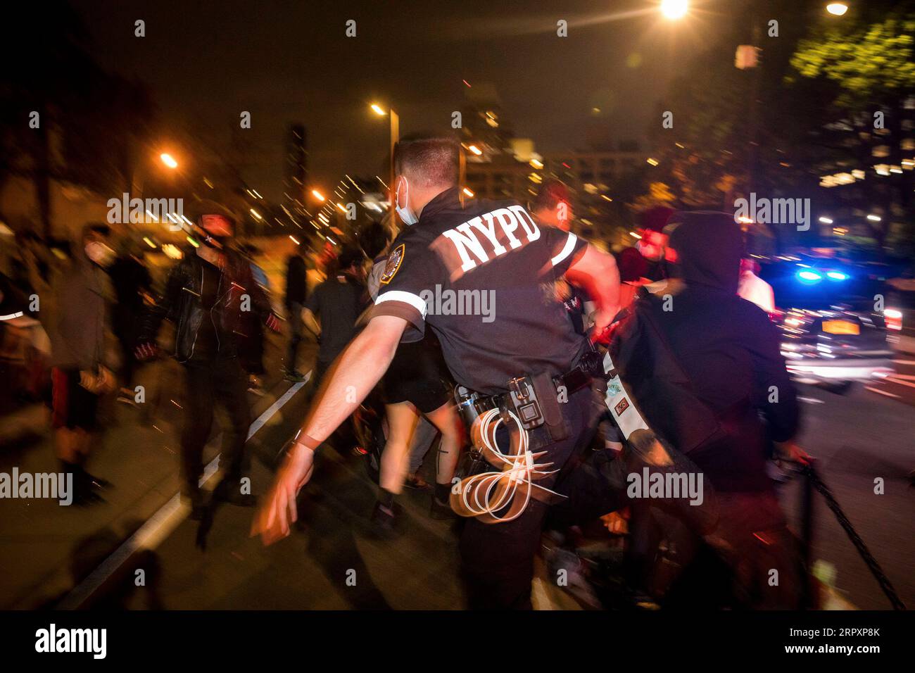 200530 -- NEW YORK, le 30 mai 2020 -- un policier poursuit un manifestant dans le quartier de Brooklyn à New York, aux États-Unis, le 30 mai 2020. Les manifestations contre la mort de George Floyd, un Noir du Minnesota, ont dégénéré en violence vendredi soir à New York, avec environ 200 manifestants arrêtés, ont indiqué les médias locaux. Photo de Michael Nagle/Xinhua U.S.-NEW YORK-PROTEST-VIOLENCE MichaelxNagle/WangxYing PUBLICATIONxNOTxINxCHN Banque D'Images