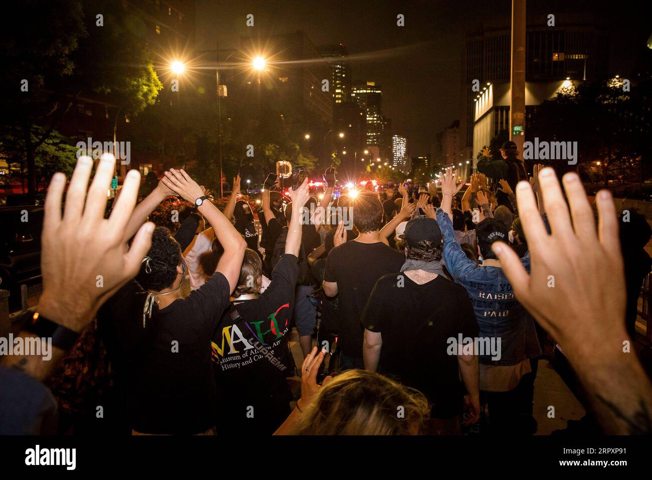 200530 -- NEW YORK, le 30 mai 2020 -- des manifestants se rassemblent dans le quartier de Brooklyn à New York, aux États-Unis, le 30 mai 2020. Les manifestations contre la mort de George Floyd, un Noir du Minnesota, ont dégénéré en violence vendredi soir à New York, avec environ 200 manifestants arrêtés, ont indiqué les médias locaux. Photo de Michael Nagle/Xinhua U.S.-NEW YORK-PROTEST-VIOLENCE MichaelxNagle/WangxYing PUBLICATIONxNOTxINxCHN Banque D'Images