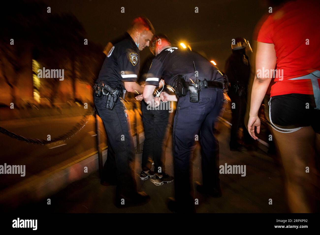 200530 -- NEW YORK, le 30 mai 2020 -- la police arrête un manifestant dans le quartier de Brooklyn à New York, aux États-Unis, le 30 mai 2020. Les manifestations contre la mort de George Floyd, un Noir du Minnesota, ont dégénéré en violence vendredi soir à New York, avec environ 200 manifestants arrêtés, ont indiqué les médias locaux. Photo de Michael Nagle/Xinhua U.S.-NEW YORK-PROTEST-VIOLENCE MichaelxNagle/WangxYing PUBLICATIONxNOTxINxCHN Banque D'Images