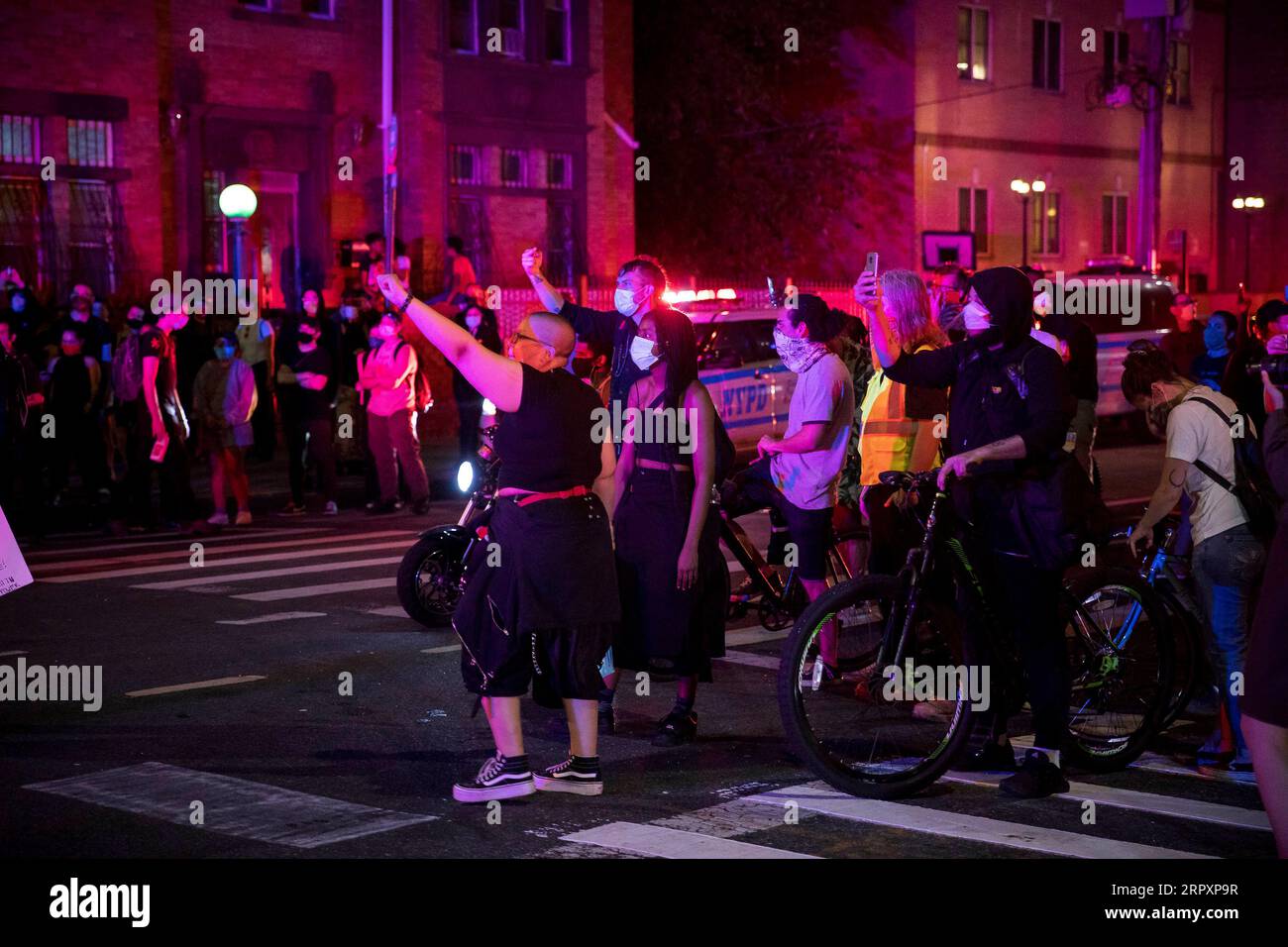 200530 -- NEW YORK, le 30 mai 2020 -- des manifestants se rassemblent dans le quartier de Brooklyn à New York, aux États-Unis, le 29 mai 2020. Les manifestations contre la mort de George Floyd, un Noir du Minnesota, ont dégénéré en violence vendredi soir à New York, avec environ 200 manifestants arrêtés, ont indiqué les médias locaux. Photo de Michael Nagle/Xinhua U.S.-NEW YORK-PROTEST-VIOLENCE MichaelxNagle/WangxYing PUBLICATIONxNOTxINxCHN Banque D'Images
