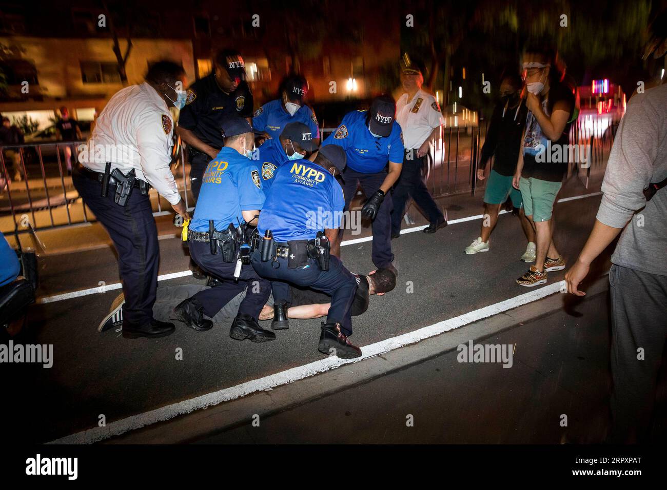 200530 -- NEW YORK, le 30 mai 2020 -- la police arrête un manifestant dans le quartier de Brooklyn à New York, aux États-Unis, le 30 mai 2020. Les manifestations contre la mort de George Floyd, un Noir du Minnesota, ont dégénéré en violence vendredi soir à New York, avec environ 200 manifestants arrêtés, ont indiqué les médias locaux. Photo de Michael Nagle/Xinhua U.S.-NEW YORK-PROTEST-VIOLENCE MichaelxNagle/WangxYing PUBLICATIONxNOTxINxCHN Banque D'Images