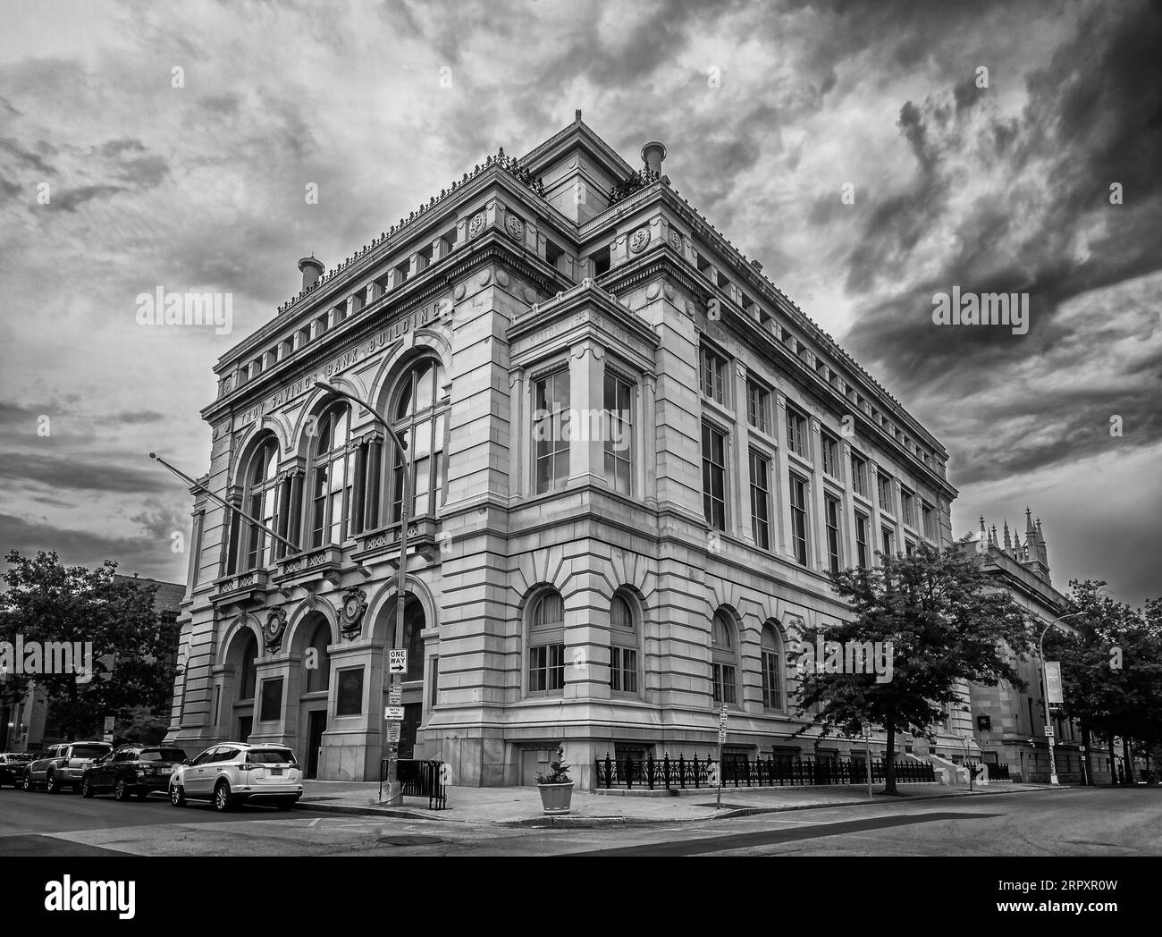 Troy, NY – États-Unis – 3 septembre 2023 vue de trois quarts en noir et blanc du Troy Savings Bank Music Hall, une salle de concert ornée à Troy, Renssel Banque D'Images