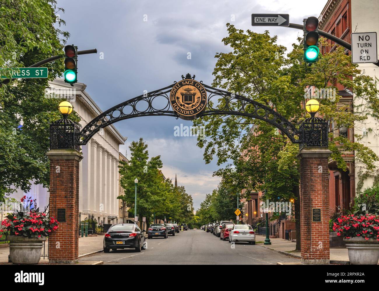 Troy, NY – États-Unis – 2 septembre 2023 vue du paysage de la First Street Arch sur le majestueux campus de Troy du Russell Sage College. Banque D'Images
