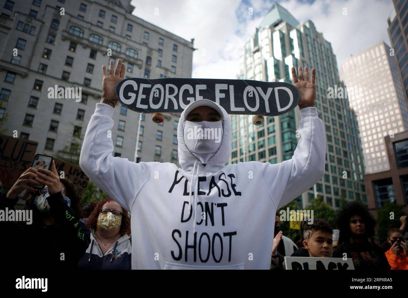 Actualités Bilder des Tages 200601 -- VANCOUVER, le 1 juin 2020 -- des manifestants se rassemblent pour réclamer justice pour George Floyd, un homme noir non armé, décédé des suites de brutalités policières à Minneapolis aux États-Unis le 25 mai, à Vancouver, Colombie-Britannique, Canada, le 31 mai. 2020. photo de /Xinhua CANADA-VANCOUVER-RALLY LiangxSen PUBLICATIONxNOTxINxCHN Banque D'Images