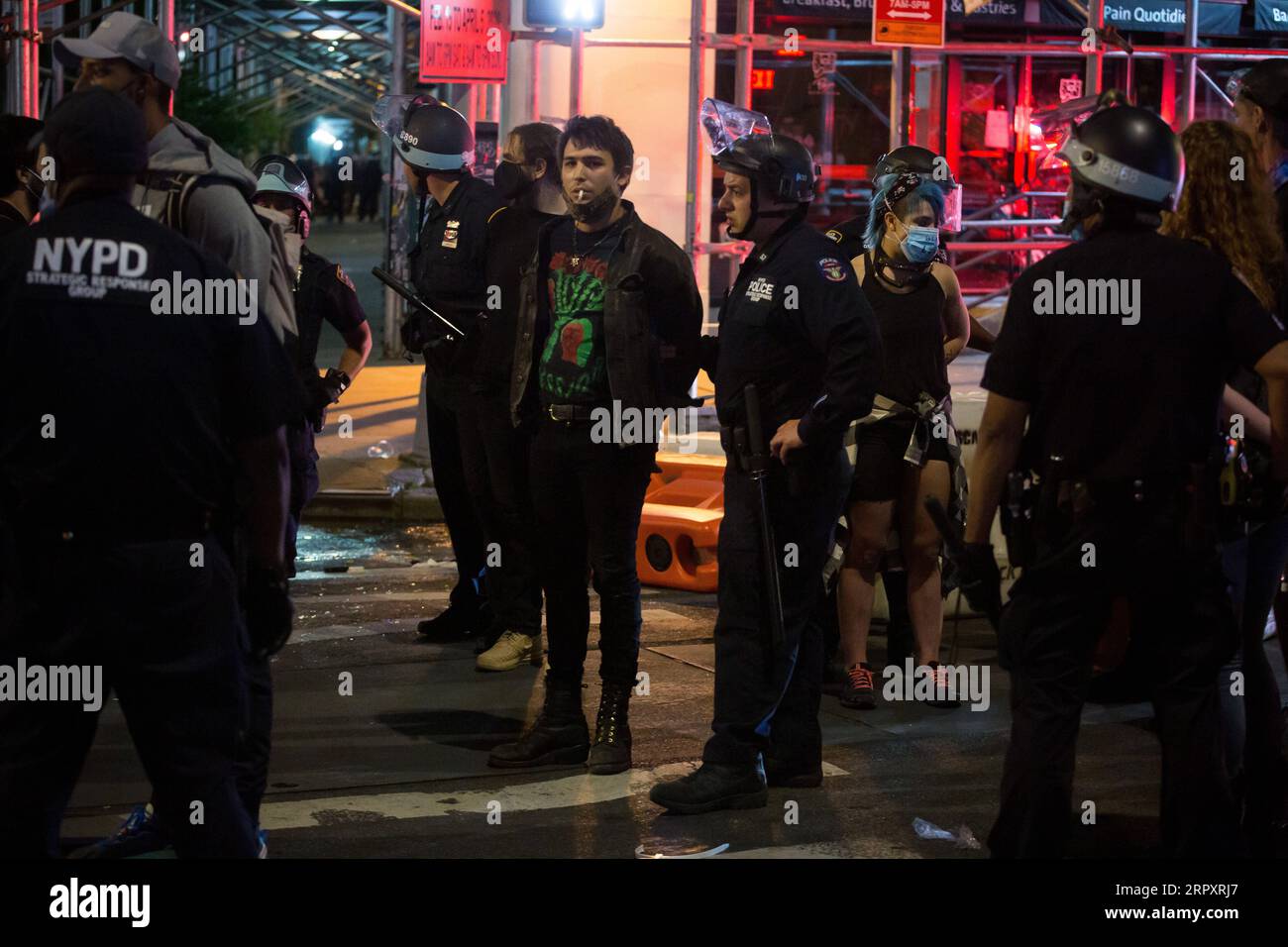 200601 -- NEW YORK, 1 juin 2020 Xinhua -- des policiers arrêtent des manifestants lors d'une manifestation contre la mort de George Floyd à New York, aux États-Unis, le 31 mai 2020. Photo de Michael Nagle/Xinhua U.S.-NEW YORK-PROTEST PUBLICATIONxNOTxINxCHN Banque D'Images