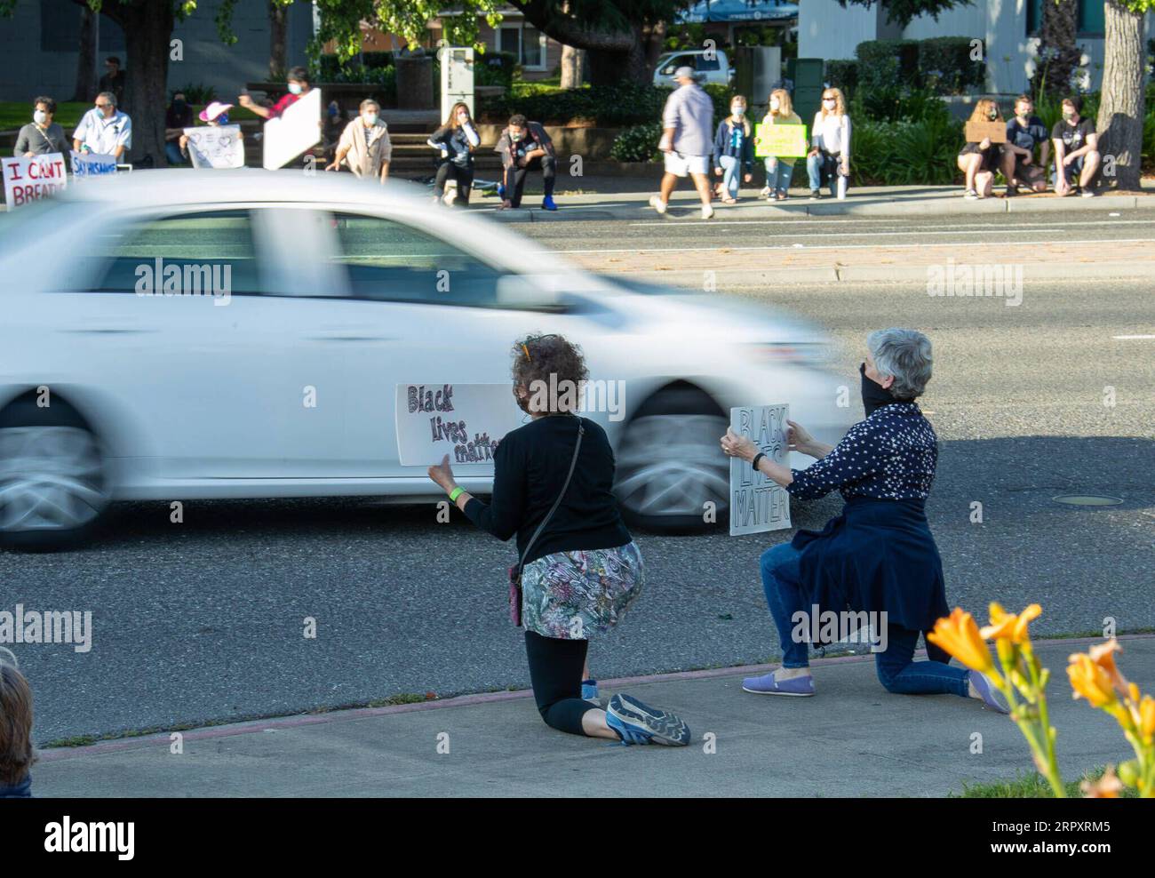 200601 -- MOUNTAIN VIEW, le 1 juin 2020 -- des personnes brandissent des pancartes lors d'une manifestation contre la mort de George Floyd dans la ville de Mountain View, dans la région de la baie de San Francisco, Californie, États-Unis, le 31 mai 2020. Photo de /Xinhua U.S.-CALIFORNIA-MOUNTAIN VIEW-PROTEST DongxXudong PUBLICATIONxNOTxINxCHN Banque D'Images