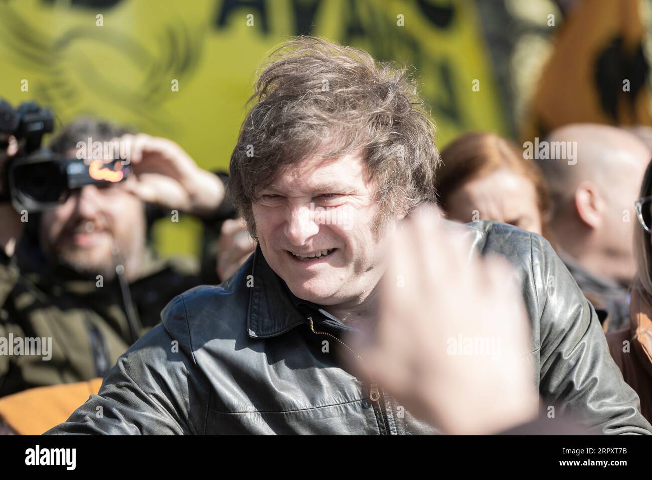Buenos Aires, Argentine. 5 septembre 2023. Le candidat à la présidentielle de la Libertad Avanza, Javier Milei, reprend sa campagne dans la banlieue de Buenos Aires en vue des élections législatives qui se tiendront le 22 octobre. Sur la photo : Javier Milei pendant la marche. (Crédit : Esteban Osorio/Alamy Live News) Banque D'Images