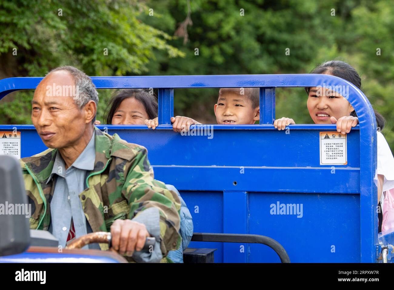 200603 -- LINGCHUAN, le 3 juin 2020 -- Qin Chunlan, Qin Qiulan et Qin Xingwang emmènent le tricycle de leur père au pensionnat de Mawuzhai dans le comté de Lingchuan, province du Shanxi, dans le nord de la Chine, le 2 juin 2020. Le 2 juin était le jour où Qin Chunlan, Qin Qiulan et Qin Xingwang retournèrent à l'école. Tôt le matin, ils sont montés sur le tricycle de leur père et se sont précipités à l'école primaire du pensionnat de Mawuzhai à plus de 10 kilomètres. La famille des trois enfants est la seule maison dans le village de Nanbei dans le comté de Lingchuan, et l'école primaire est la seule école dans un rayon de dizaines de K. Banque D'Images
