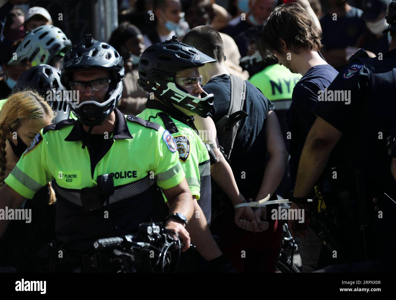 200604 -- NEW YORK, le 4 juin 2020 -- des policiers arrêtent des manifestants lors d'une manifestation contre la mort de George Floyd à New York, aux États-Unis, le 3 juin 2020. Des milliers de personnes ont continué à manifester ici mercredi après la mort de George Floyd. Etats-Unis-NEW YORK-MANIFESTATIONS WangxYing PUBLICATIONxNOTxINxCHN Banque D'Images
